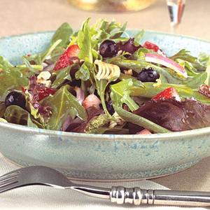 Crunchy Pecan Greens With Fresh Berries