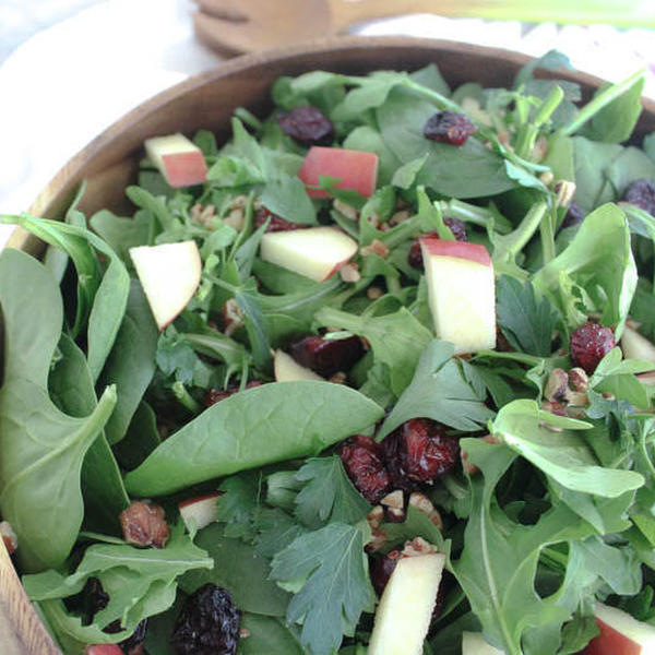 Greens Salad with Apple and Pecan