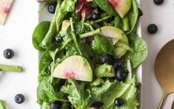Simple Mixed Greens Salad with Blueberries