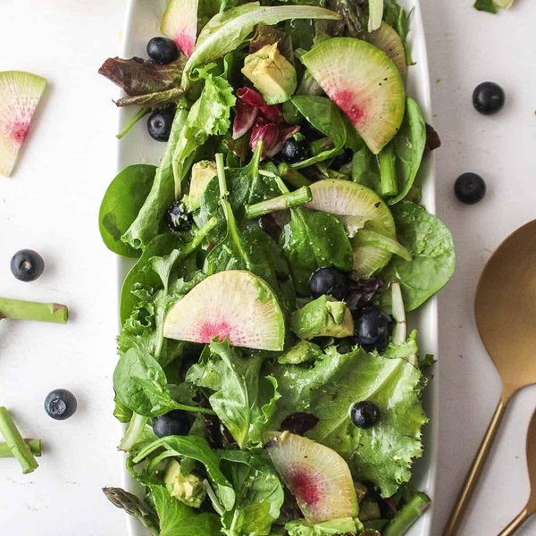 Simple Mixed Greens Salad with Blueberries